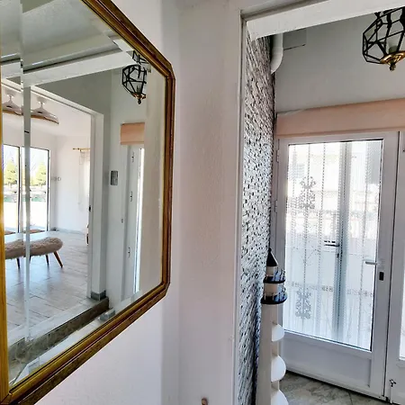 Charming Upper With Terrace And Communal Pool In تورّيفيِخا