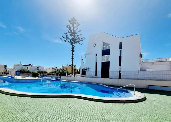 Charming Upper With Terrace And Communal Pool In Torrevieja