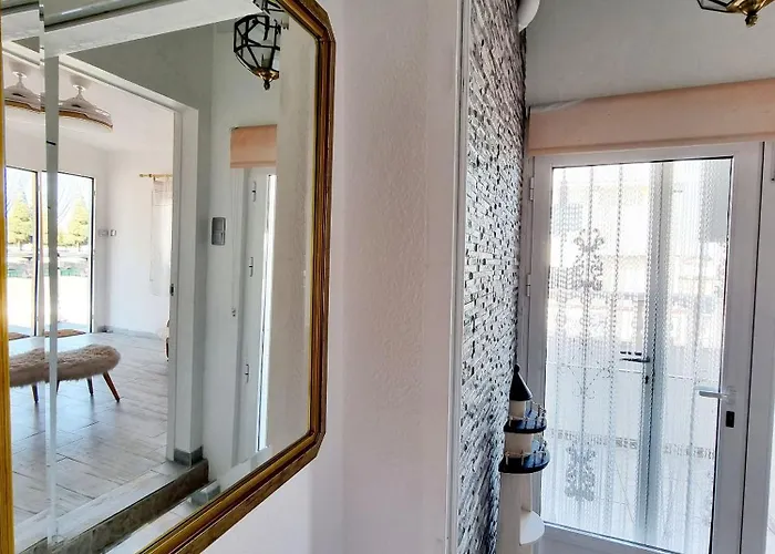 Charming Upper With Terrace And Communal Pool In Torrevieja